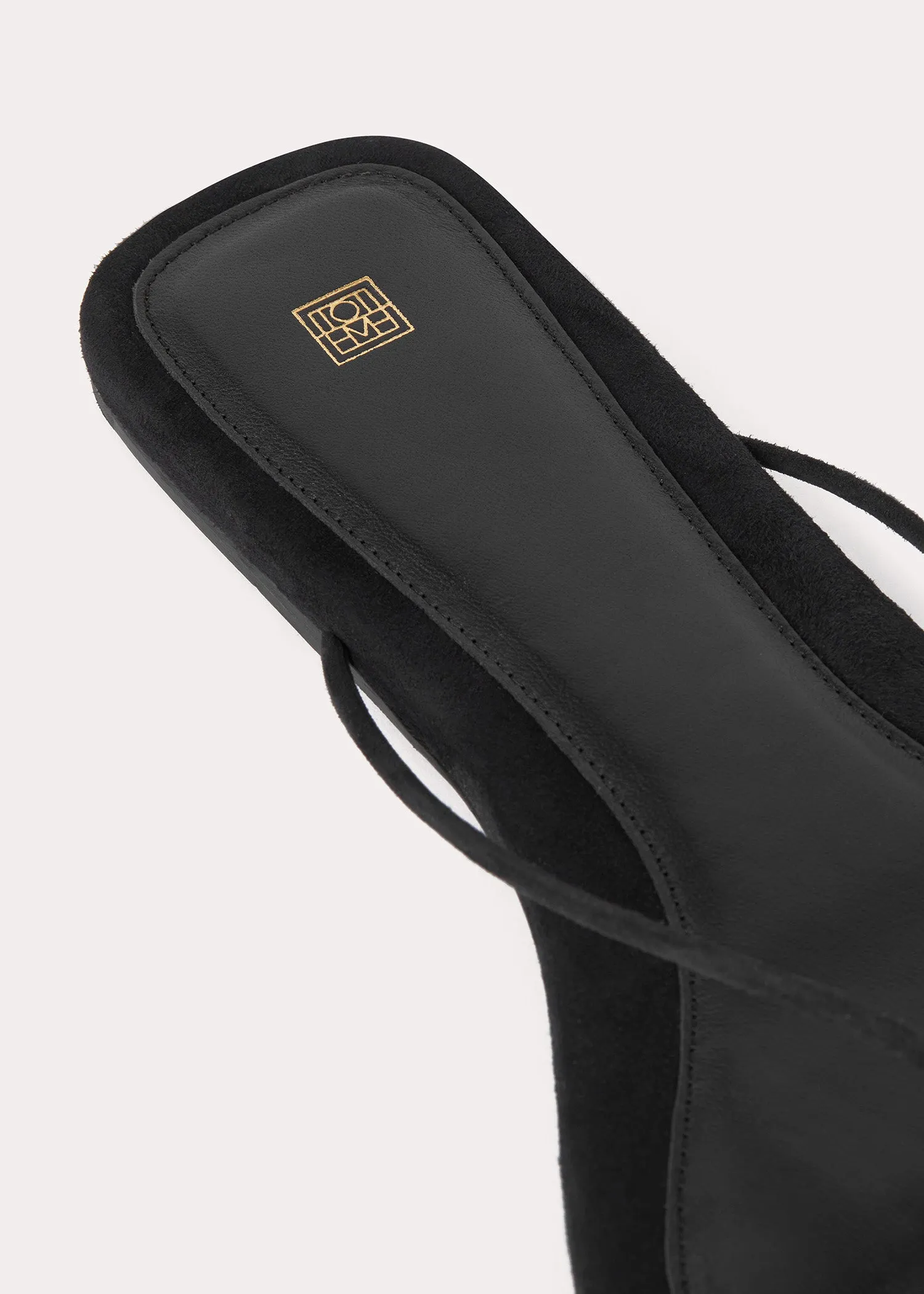 Knotted leather flip flops black